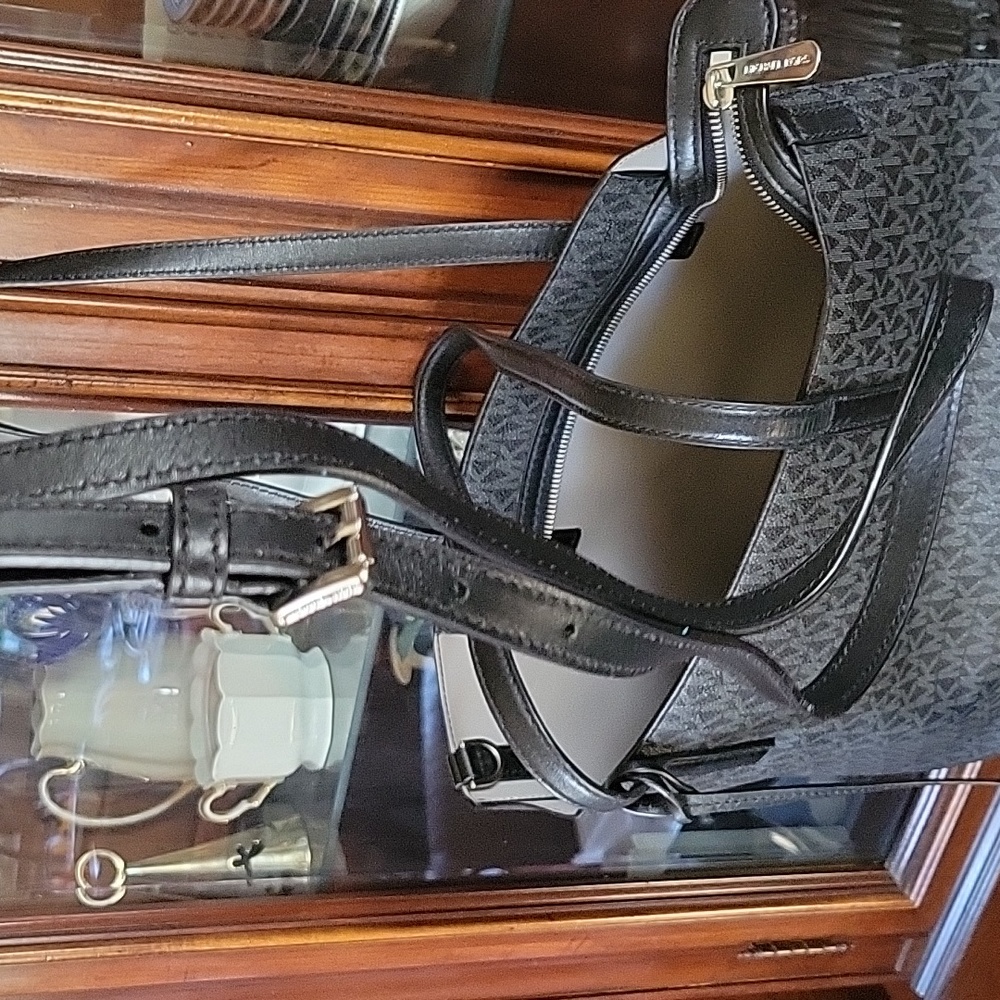 Michael Kors Tote/Bucket Bag w/dust cover - Picture 4 of 6